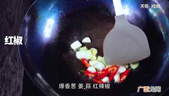 鲫鱼怎么做好吃 小鱼焖豆腐怎么做