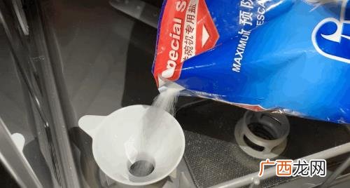 洗碗粉怎么往洗碗机里面放 洗碗机的洗碗粉是通用的吗