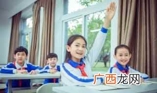 田野里的农作物尽情地吮吸着春天的甘露 吮吸怎么读