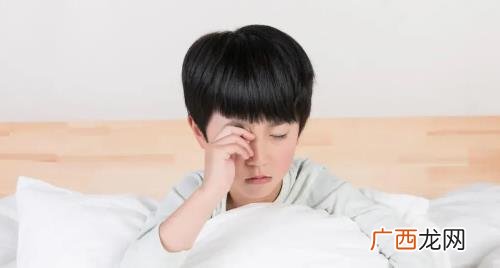 左眼皮上跳和下跳什么预兆 左眼皮跳是上眼皮还是下眼皮