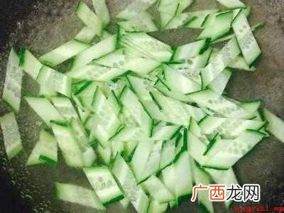 本地黄瓜怎样做好吃共有4步,可做黄瓜木耳炒鸡蛋、衣黄瓜、黄瓜