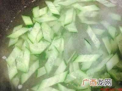 本地黄瓜怎样做好吃共有4步,可做黄瓜木耳炒鸡蛋、衣黄瓜、黄瓜