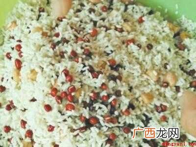 怎样做粽子和包粽子的具体操作步骤 怎样做粽子和包粽子