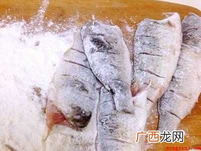 二三两的小鲤鱼怎么做好吃的具体操作步骤 二三两的小鲤鱼怎么做好吃