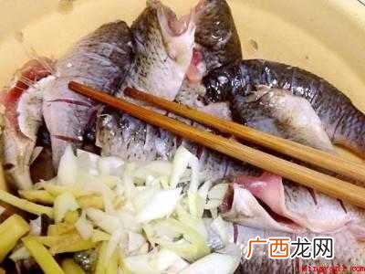 二三两的小鲤鱼怎么做好吃的具体操作步骤 二三两的小鲤鱼怎么做好吃