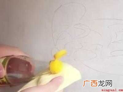 白墙上的黑色中性笔怎么去除的具体操作步骤 白墙上的黑色中性笔怎么去除