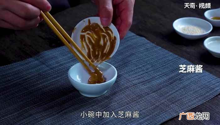 白菜300克、蜂蜜5克、白芝麻适量 乾隆白菜的做法
