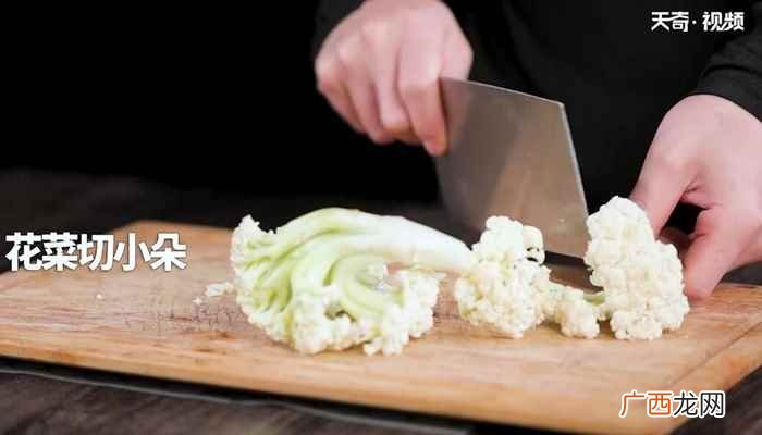 白菜300克、蜂蜜5克、白芝麻适量 乾隆白菜的做法