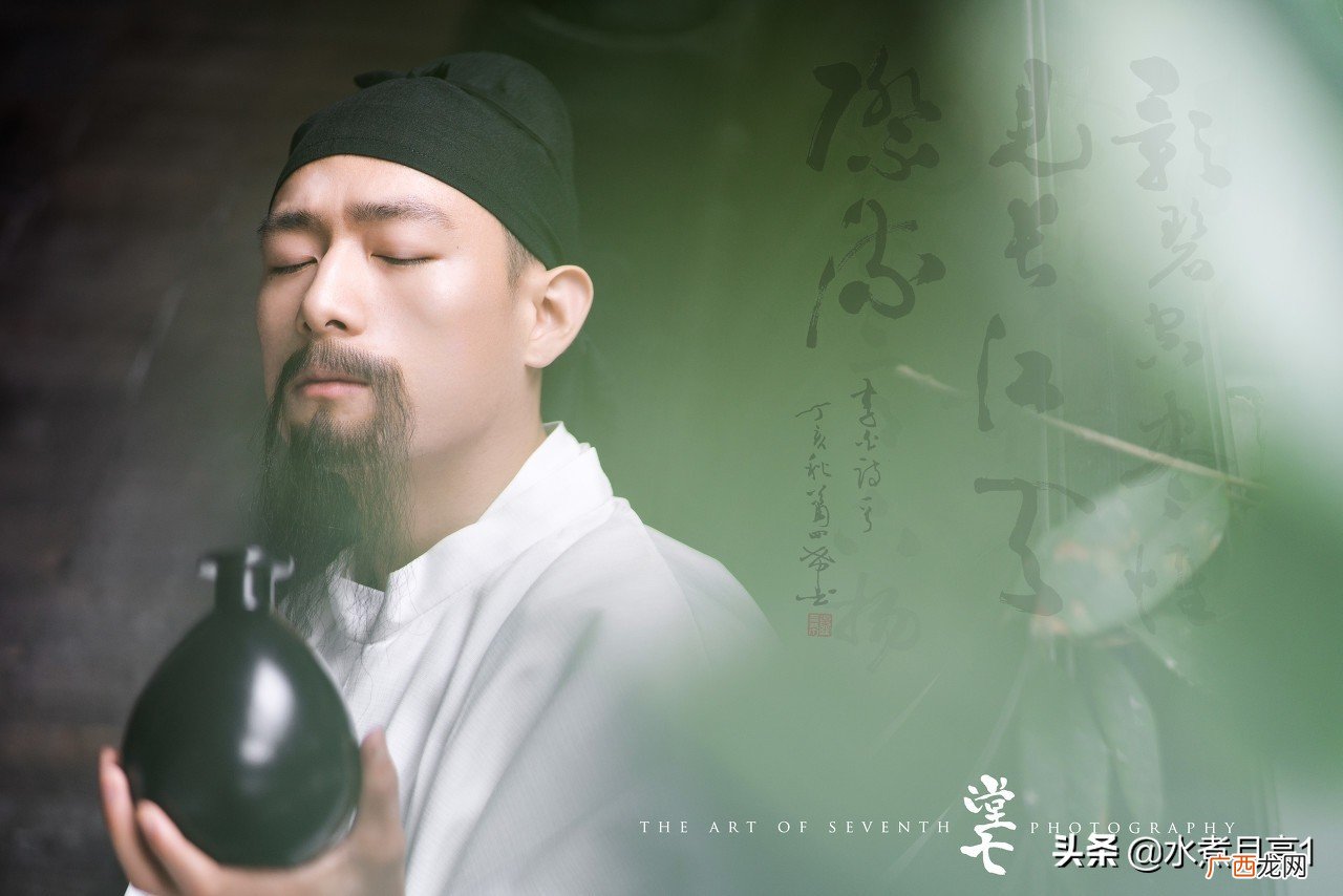 这七个字出自于李白的诗作将进酒 钟鼓馔玉不足贵