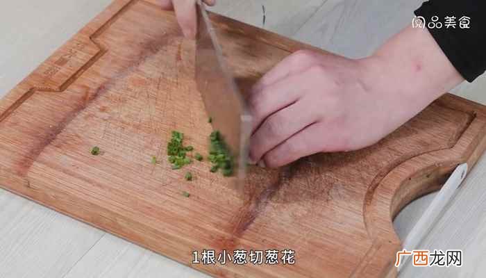 61根小葱切葱花的做法 川菜麻辣排骨的做法