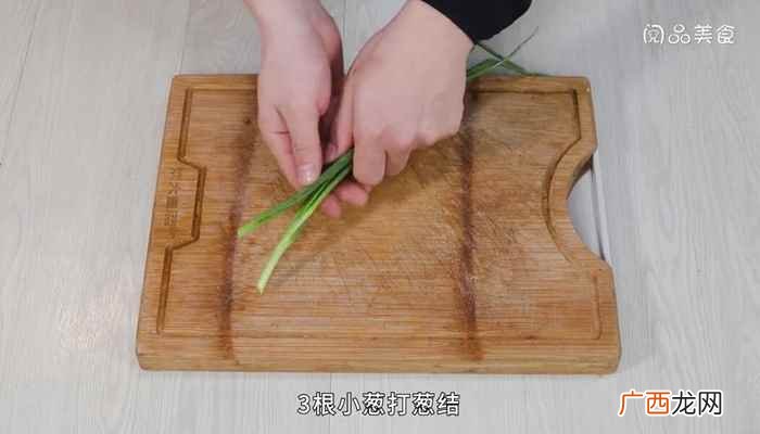 61根小葱切葱花的做法 川菜麻辣排骨的做法