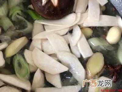 小鲫鱼怎么做好吃又简单家常的共有4步,可做红烧 小鲫鱼怎么做好吃又简单家常的