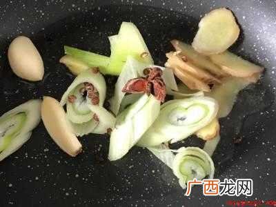小鲫鱼怎么做好吃又简单家常的共有4步,可做红烧 小鲫鱼怎么做好吃又简单家常的