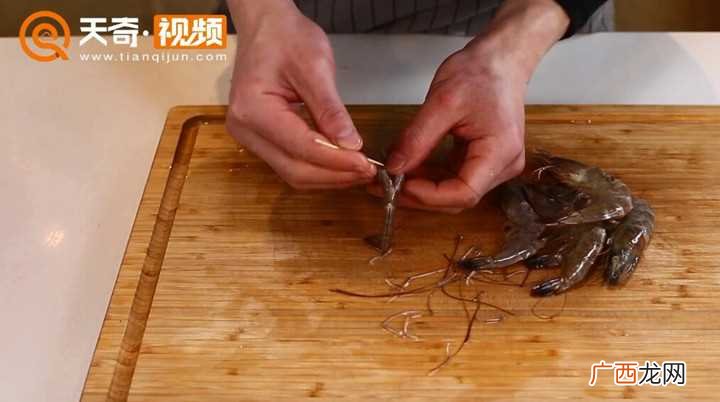 白糖翻炒的做法 炒香辣虾的家常做法