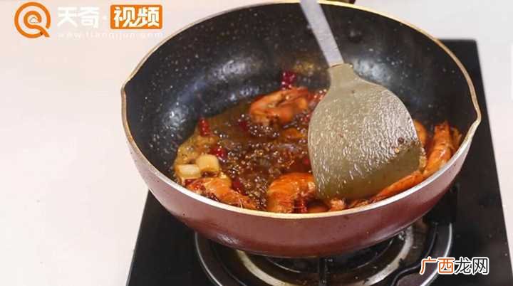 白糖翻炒的做法 炒香辣虾的家常做法