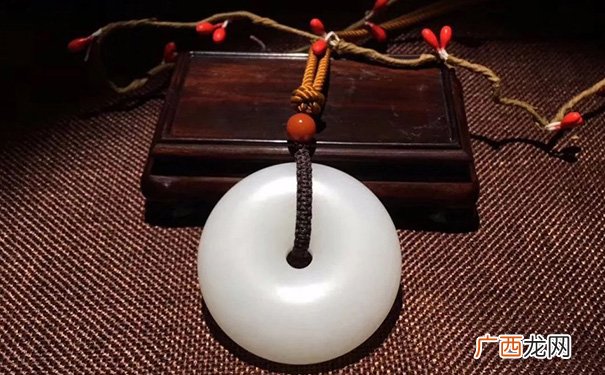 两个属相不适合戴玉 平安扣什么属相不能戴