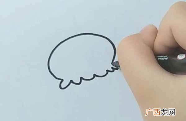 我们先画出饺子的形状。 饺子简笔画