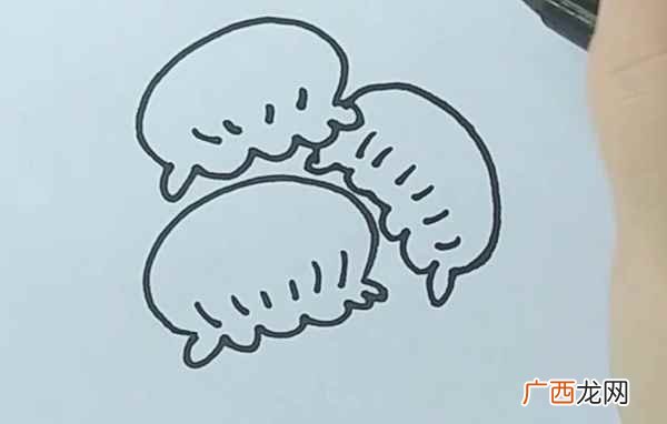 我们先画出饺子的形状。 饺子简笔画