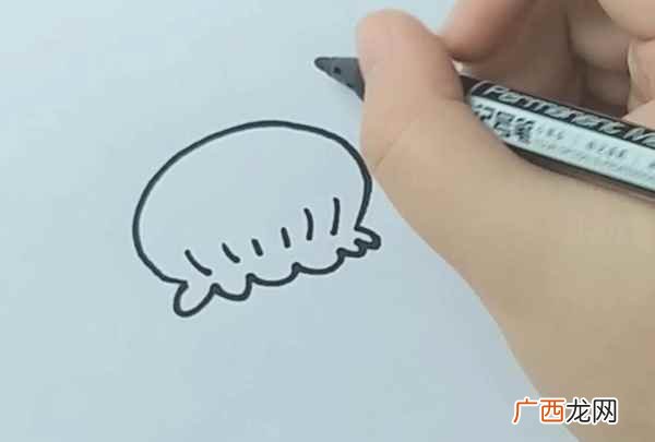 我们先画出饺子的形状。 饺子简笔画