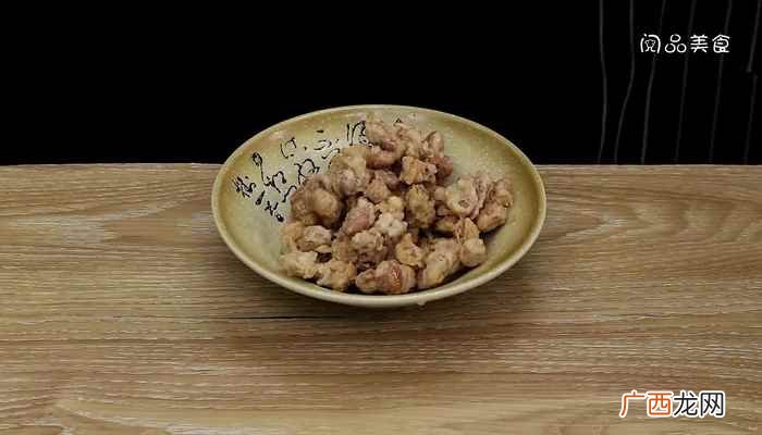花生米200克淀粉50克、白糖1汤勺、鸡蛋1个 脆皮香酥花生米的做法