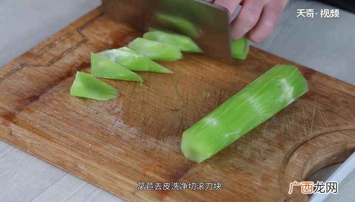排骨300克莴苣150克、姜1块、大蒜2瓣、八角1个、香叶2 莴苣红烧排骨的做法