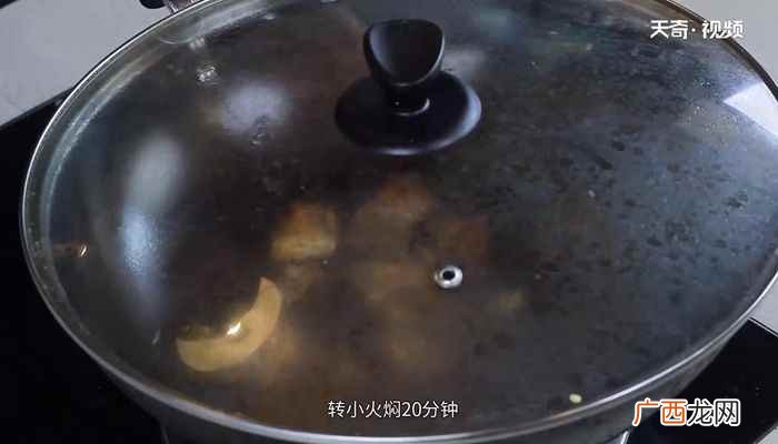 排骨300克莴苣150克、姜1块、大蒜2瓣、八角1个、香叶2 莴苣红烧排骨的做法