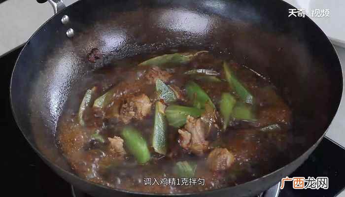 排骨300克莴苣150克、姜1块、大蒜2瓣、八角1个、香叶2 莴苣红烧排骨的做法