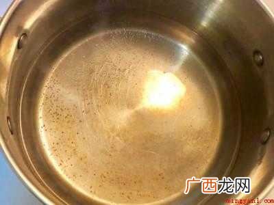啤酒妙用厕所的具体操作步骤 啤酒妙用厕所