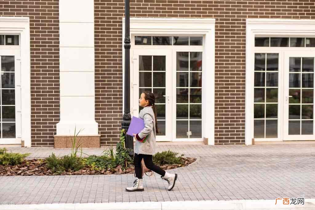 学生证上面照片一般什么底色背景 学生证照片是什么颜色