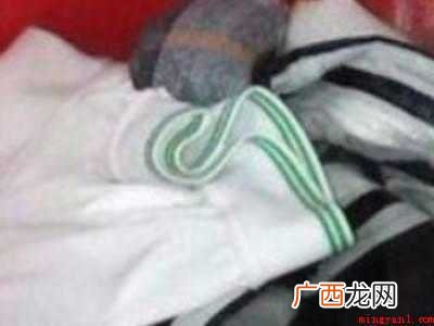 502胶水弄衣服上变硬了的具体操作步骤 502胶水弄衣服上变硬了