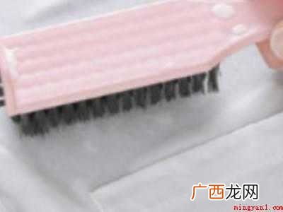 502胶水弄衣服上变硬了的具体操作步骤 502胶水弄衣服上变硬了