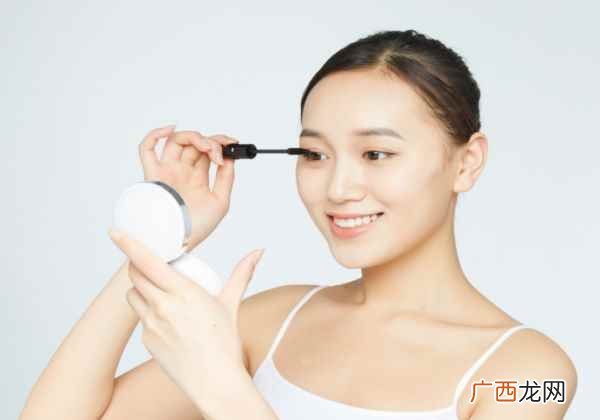 睫毛膏干了怎么办最简单的方法 睫毛膏干了怎么办