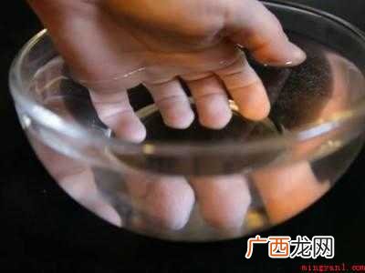 玻璃胶粘到手上怎么办的具体操作步骤 玻璃胶粘到手上怎么办
