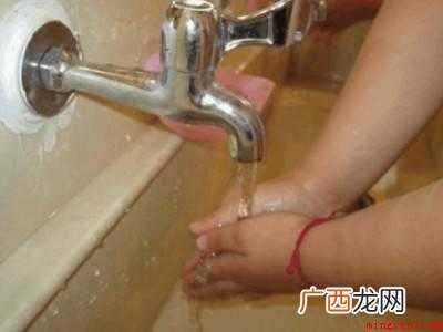 玻璃胶粘到手上怎么办的具体操作步骤 玻璃胶粘到手上怎么办