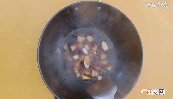 五花肉怎么做最好吃的做法 笋干红烧肉的做法