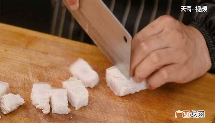 五花肉怎么做最好吃的做法 笋干红烧肉的做法