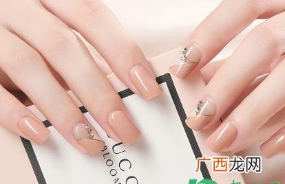 美甲贴纸可以贴在指甲油上吗