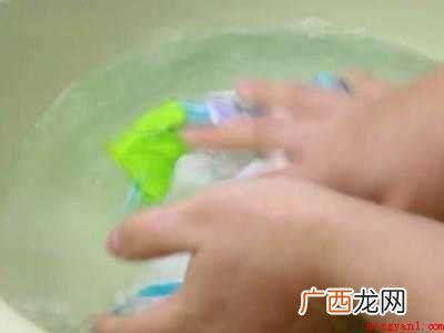 药渍用什么可以洗掉的具体操作步骤 药渍用什么可以洗掉
