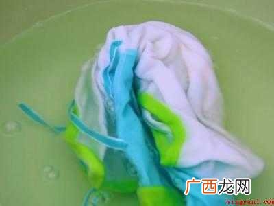 药渍用什么可以洗掉的具体操作步骤 药渍用什么可以洗掉