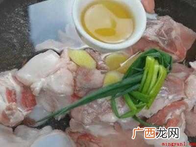 大骨汤放什么材料的具体操作步骤 大骨汤放什么材料