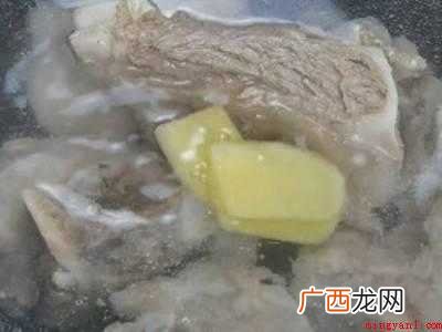 大骨汤放什么材料的具体操作步骤 大骨汤放什么材料