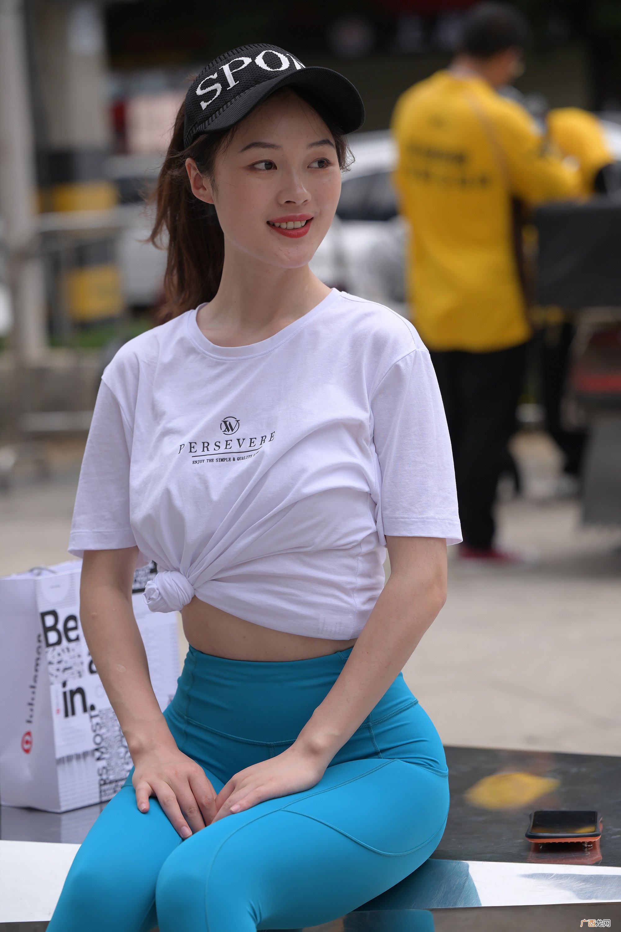 蓝色衣服颜色搭配技巧 裤子配什么颜色的上衣图片