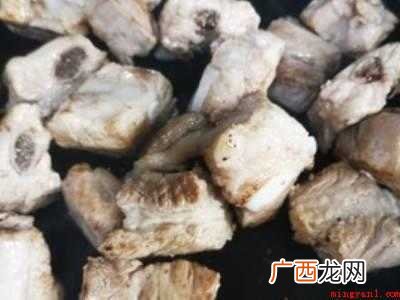 炖排骨是冷水下锅还是开水的具体操作步骤 炖排骨是冷水下锅还是开水