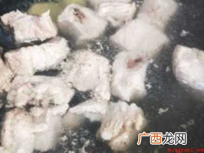 炖排骨是冷水下锅还是开水的具体操作步骤 炖排骨是冷水下锅还是开水