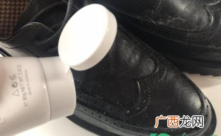 衣服上有鞋油怎么洗不留痕迹