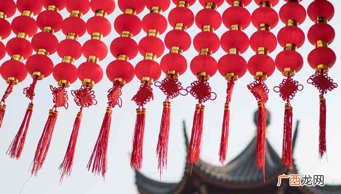 流苏是装在车马、花轿、帐幕或楼台等物上的下垂穗状装饰物 流苏是什么意思