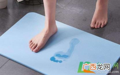 浴室门口用什么吸水垫好 吸水地垫脏了怎么洗