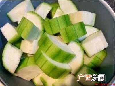 怎样炒丝瓜不变黑的具体操作步骤 怎样炒丝瓜不变黑