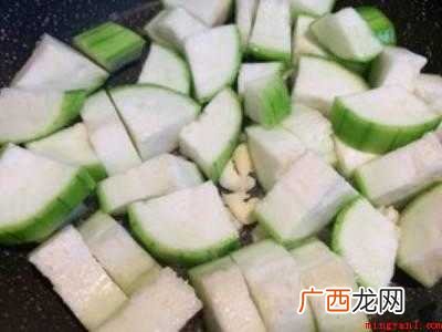 怎样炒丝瓜不变黑的具体操作步骤 怎样炒丝瓜不变黑