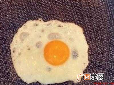 没有油怎么煎鸡蛋的具体操作步骤 没有油怎么煎鸡蛋